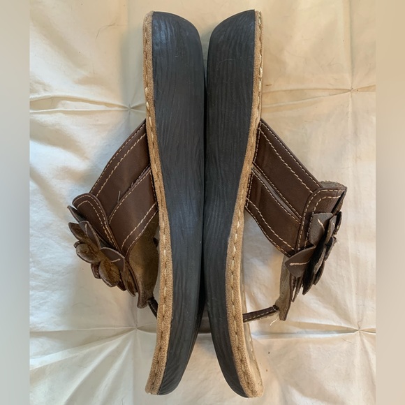 NWOT, brown sandals with flower detail, size 9 - Picture 2 of 5